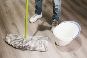 Como limpar piso laminado limpeza pesada
