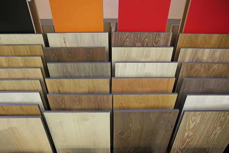 display com várias chapas de diferentes tipos de pisos vinílicos à venda, para ilustrar como escolher a cor do piso vinílico.