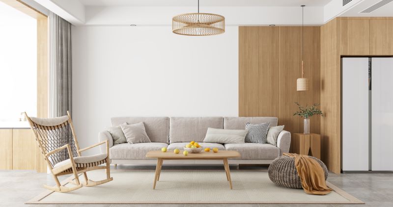 sala de estar com sofá, poltrona, tapete, revestimento de madeira na parede, cortinas e piso vinílico, constituindo um bom conforto acústico