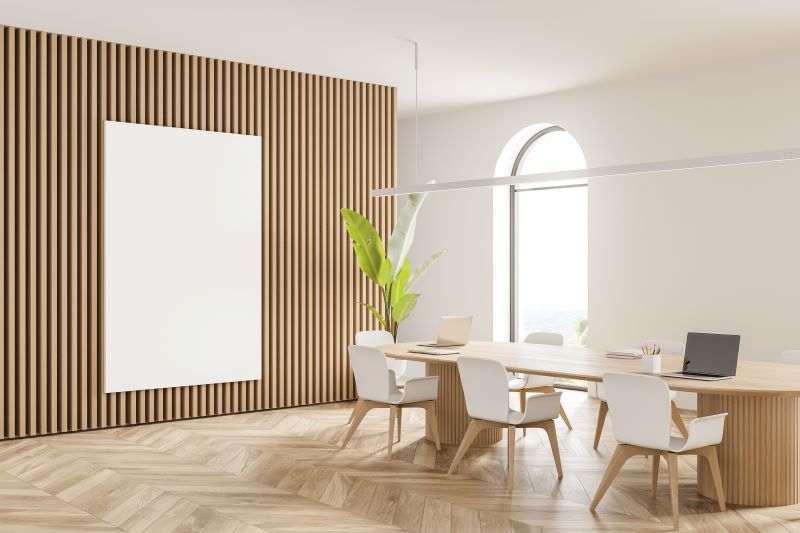 Decoração minimalista em uma sala com grande mesa, um vaso e cadeiras, visual limpo e poucos elementos.