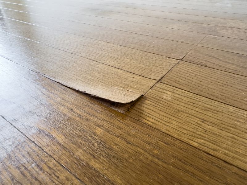 Como evitar o desgaste em pisos laminados e vinílicos?